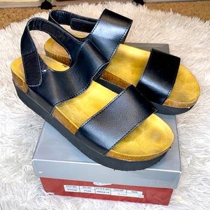 Women’s All Black Open Toe Sandal w/ Strap Across